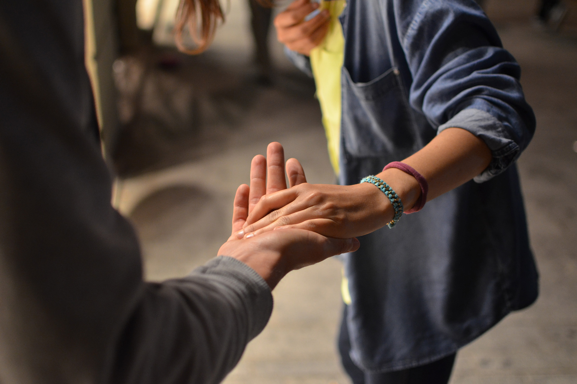 Due persone si tengono la mano