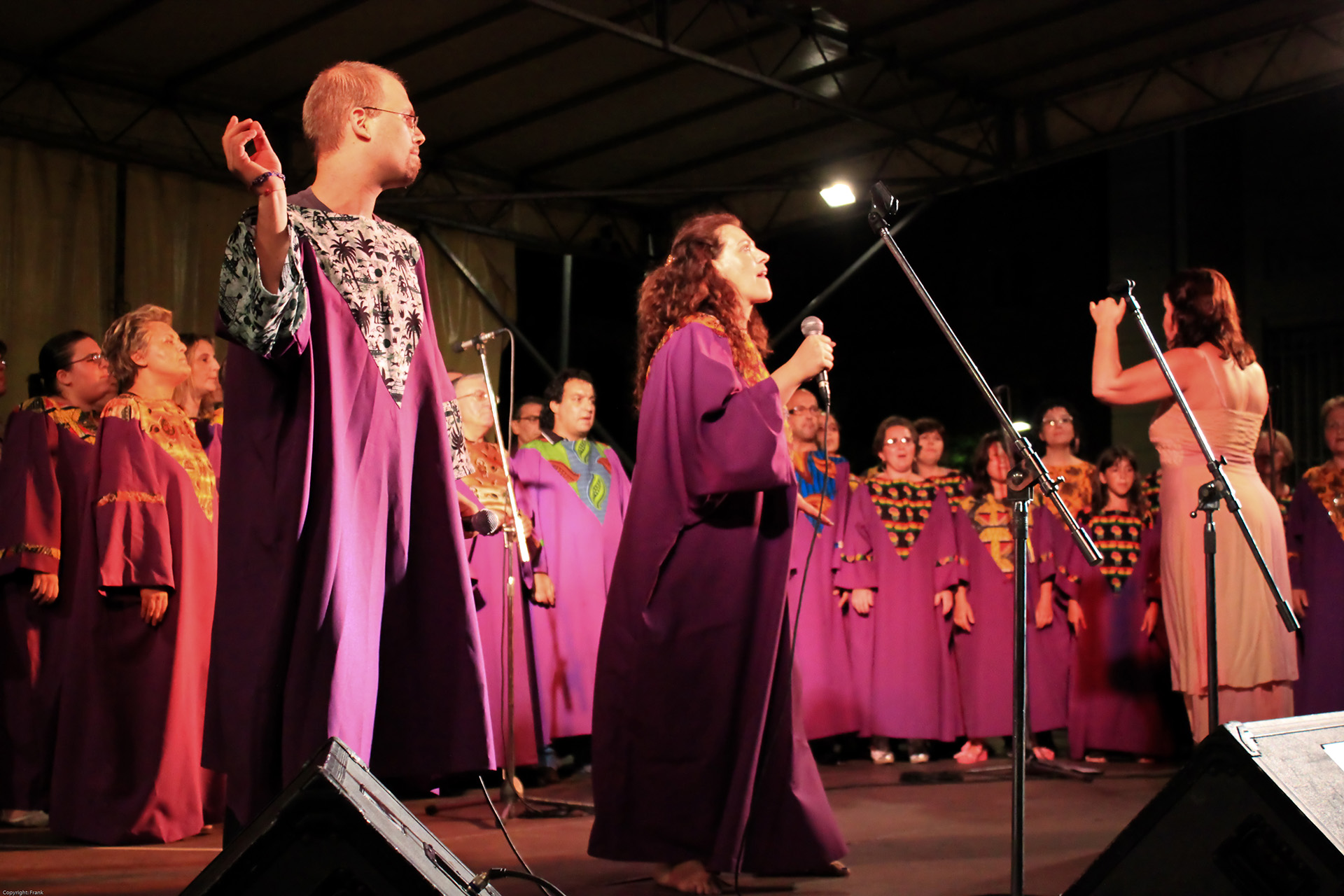 I coristi del Seventh Gospel Choir durante un'esibizione