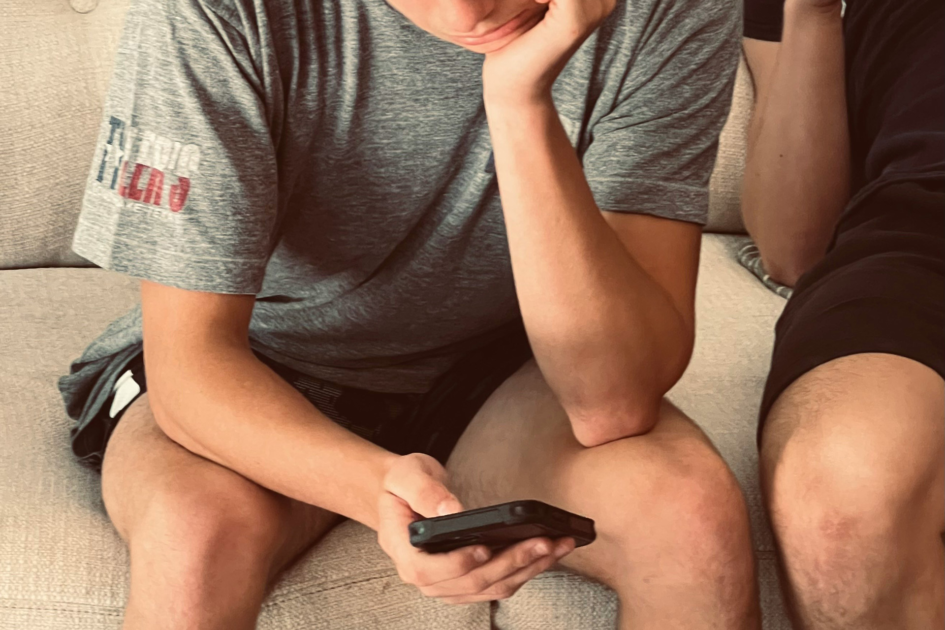 Adolescente guarda il suo smartphone